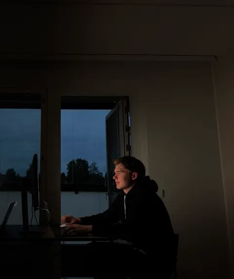 Elias Yrjölä, Soittovahdin perustaja, työpöydän ääressä